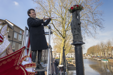 858142 Afbeelding van burgemeester Sharon Dijksma die een krans hangt om het beeld van Trijn van Leemput bij de ...